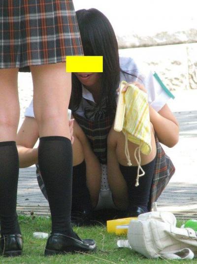 八割がた自業自得…スカートが短すぎて簡単にパンチラしちゃう女子高生の街撮り画像