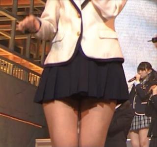 震災２年ライブで柏木由紀のスカート短すぎて正面パンチラ