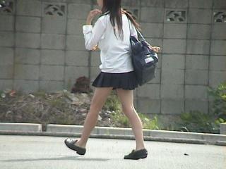 街撮り通学中JKの微エロ画像その332 真夏のラフな制服少女ってなんかノスタルジックにエロいよな？