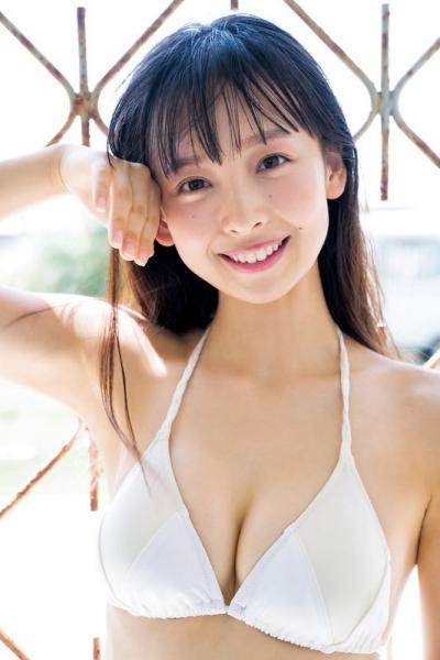 女優としても活躍中の美少女グラドル華村あすか(19)、おっぱい際立つ清楚な純白ビキニが似合いすぎｗｗ