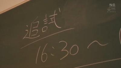 三上悠亜の絶対領域がエロすぎる！！むっちりニーソで無自覚に男を欲情させる痴女セックスGIF画像