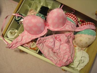 妹のタンスの中の発見したピンク色の可愛い下着盗撮エロ画像