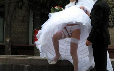 海外のウェディングドレス姿の花嫁が豪快パンチラ写真を撮られる