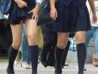 女子高生たちの色白で細い美脚がセクシー！大人の色気を纏いはじめた少女の街撮りエロ画像