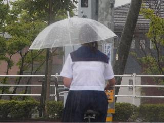 【素人画像】急な雨に降られてワイシャツから透けブラを晒しちゃってるJKの画像がぐぅエロすぐるｗｗｗｗｗ【画像20枚】