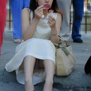【画像】街中で座り込んで簡単にパンチラしちゃう素人女子たちの写真が流出wwww