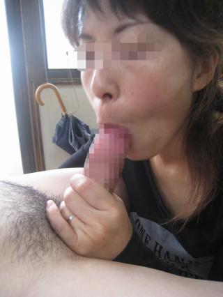 顔出し熟女人妻調教中の口内射精フェラエロ画像