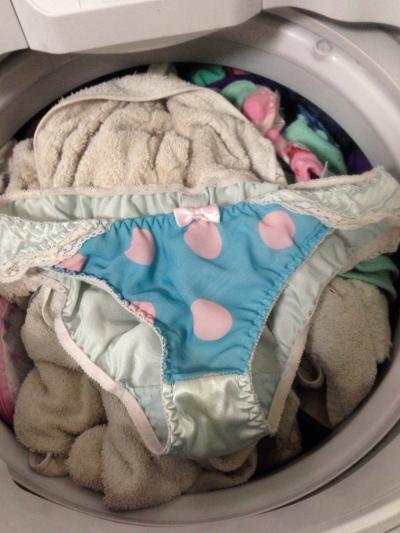 可愛い妹の洗濯前のシミ付き下着や洗濯機中の写メ盗撮エロ画像