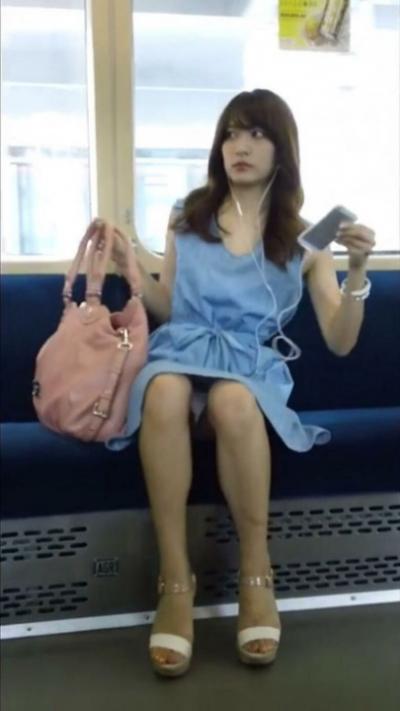 電車パンチラ画像集 完全無警戒な素人女子のスカートの中を狙った一枚がこちら!
