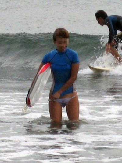 【拾いスケ】まん毛や乳首の透けを魅せつけながらサーフィンする女性！