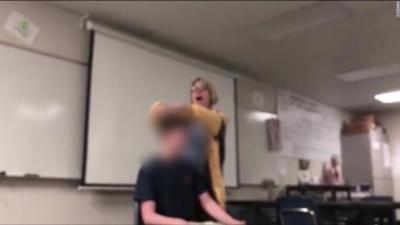 授業中に男子生徒をつかまえて、力ずくで髪を切った女性教員を逮捕