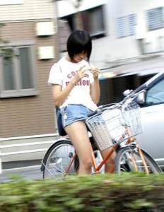 パンツを晒して街中を走り抜ける自転車娘たち