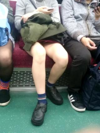 女の盗撮犯かもしれない？電車内の対面式盗み撮りエロ画像は太ももパンチラ狙いｗｗｗ