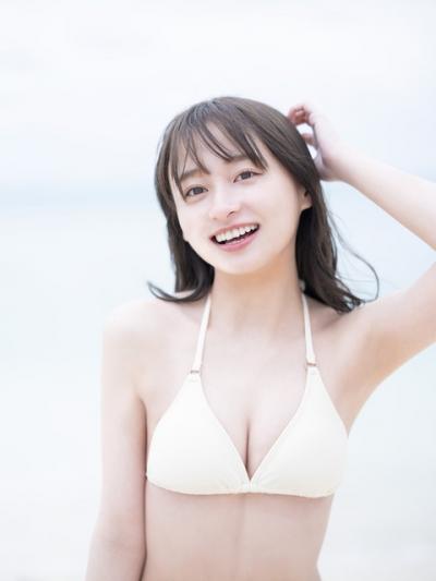 「緊張しました」影山優佳（21）、透明感溢れる水着姿初披露！透き通るような素肌「楽しんでいただけたら嬉しいです！」