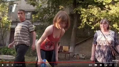 【画像】ウクライナ難民のタンクトップ美少女(12)歳、エッチすぎると話題に