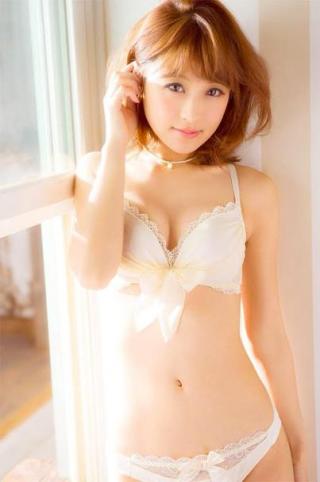 貧乳Aカップの鈴木奈々が下着姿でおっぱい寄せて上げた結果wwww