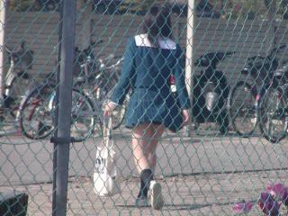 【JK盗撮画像】最近の街角女子高生の制服のスカートが短すぎて発狂する件ｗｗｗ