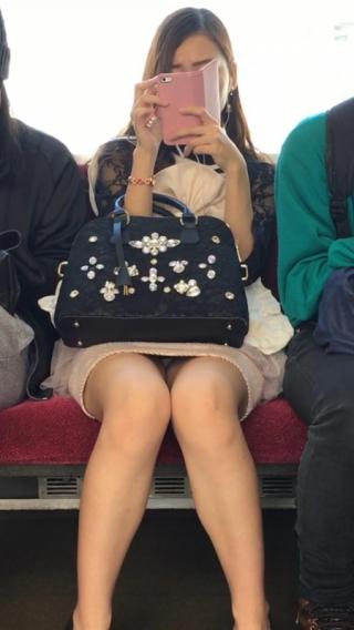 【*パンチラワールド*】電車に乗るときはミニスカの女の正面に座るとパンチラが拝める確率が９０％有るって知ってたかｗｗｗｗ