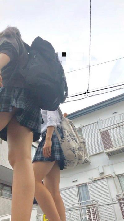 超短いスカートにドキドキしちゃう…若さあふれる女子●生の生足がエッチな街撮りエロ画像