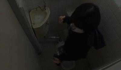 【個人撮影GIF】トイレ内でレイプに遭遇….JKが中出しされたりイラマチオレイプされたり悲劇画像