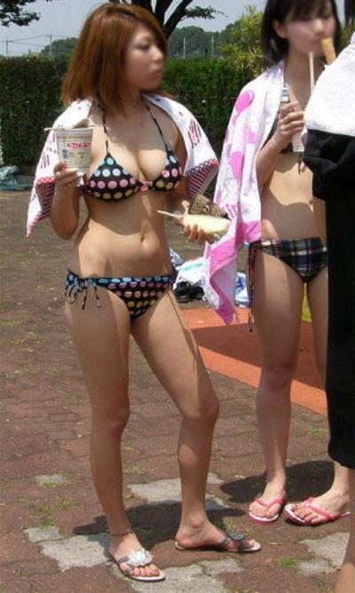 水着で夏を楽しむ女子大生たちを視姦しまくろう