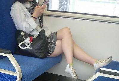 電車のボックス席で見かけた女子高生のパンチラ！