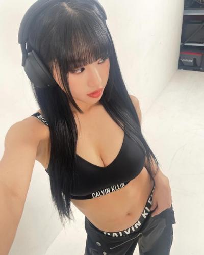 【悲報】おっぱいを放り出しすぎて問題になったkpopアイドルさん、一切おっぱいをしまう気配なし