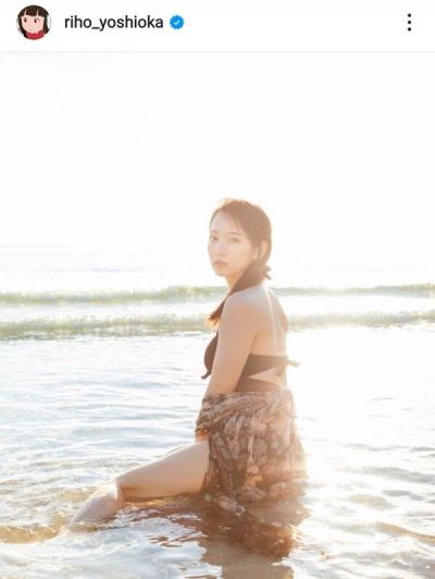 【画像】吉岡里帆(29)、黒の水着姿で美ボディちらり「魅惑のマーメイド」