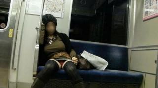 電車に乗ってるけど目の前の女油断しすぎｗｗｗパンツもろみえでワロタｗｗｗ