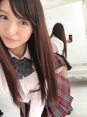 やっぱ美少女のJK制服は最高ですわwww生足白パンツが尊いものwww