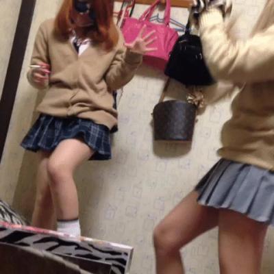 パンツくらい見えちゃっても平気！？無邪気に大騒ぎする女子高生が可愛い…無限ループで楽しめるおふざけエロGIF画像