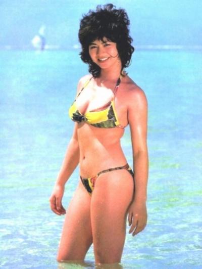 石田えり 水着画像！