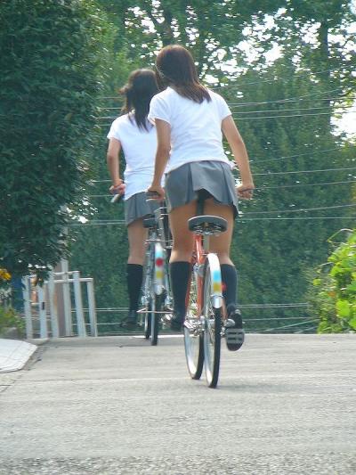 ＪＫパンチラエロ画像☆通学中の風に感謝申し上げますww自転車乗った女子○生のたちの生意気な太ももとパンチラ画像