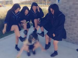【悪ノリエロ画像】女子校生や素人ギャルのおふざけスナップ写真に写る太ももｗｗｗ