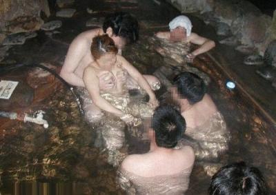 変態ばかりが集う混浴露天風呂のカオスなエロ画像22枚