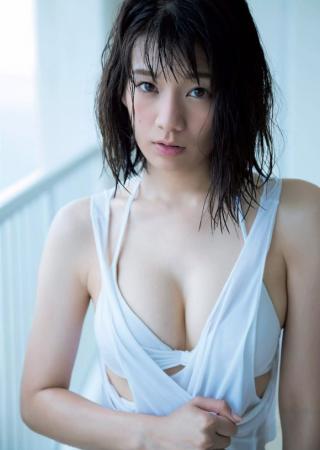 佐藤美希 さわやかスポーツ美女がくびれを見せつける張りのあるおっぱい画像