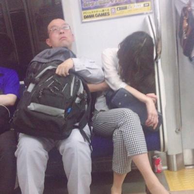 【画像あり】 電車でエッッッロい恰好した女の子が寝てしまった結果・・・