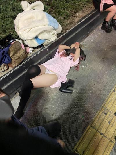 【画像】トー横女子のパンティが小さいと話題