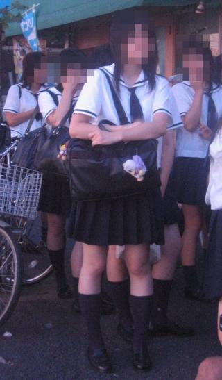 街撮り通学中JKの微エロ画像その213 生足JK集団で居たから連続で視姦してみたｗｗｗ
