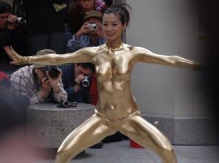 公の前で全裸になる建前として金粉を身体に塗っているエッチ画像の変態芸術女ｗｗｗ