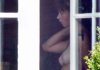 窓際で裸でウロウロしちゃっている白人ガールたちを盗撮しちゃってるエロ画像まとめ