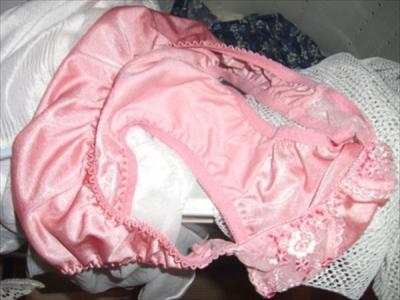 汚れた使用済み下着を洗濯機の中から取り出して旦那や彼氏が撮影したエロ画像