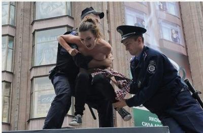 【画像】ノーブラでデモしたまんさんが逮捕された事件