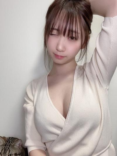 【画像】Hカップ巨乳コスプレイヤーさん「休みの日は猫と遊んでそれだけで一日終わる…」猫よりもおっぱいに目が行ってしまう