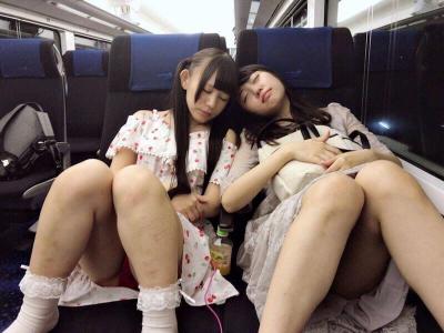 【画像】電車内でだらしない姿で寝ている女子が盗撮される