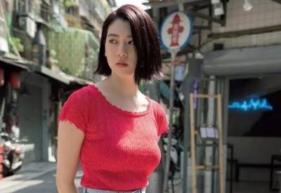 【GIF】三吉彩花、おっぱいをみせつける