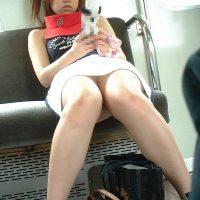 【素人パンチラ盗撮エロ画像】電車でスカートを穿いた女性の下着が偶然見えて隠し撮り実行した！