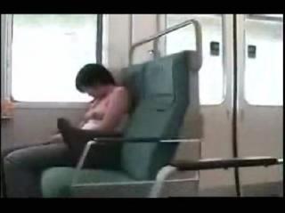 【盗撮】電車内で居眠り中女子のチューブトップをずり下げて両おっぱいポロリｗｗｗ【いたずら動画】