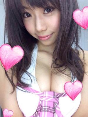 【清楚系ビッチ】「ど～ん！」って効果音付けたくなる鈴木ふみ奈の爆乳自撮り画像の図