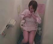 休憩中のトイレでナース服をはだけてウォシュレットオナニーしてる美人看護婦を隠し撮りｗｗｗ【盗撮動画】